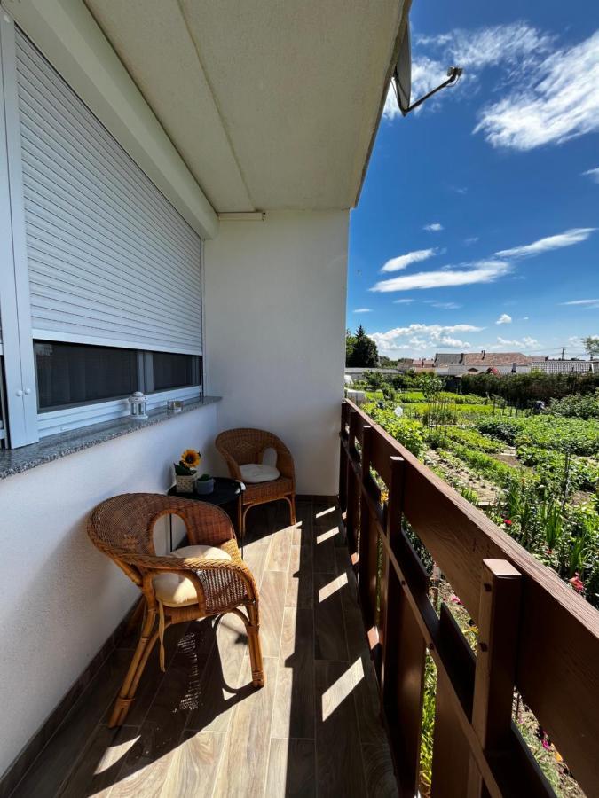 Modern Two Bedroom Flat With Balcony Lenti Exterior photo